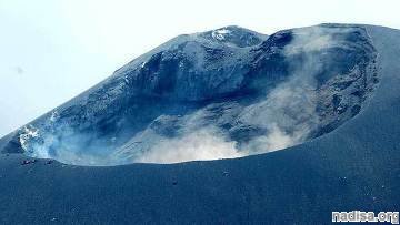 Знаменитый вулкан Анак-Кракатау вновь активизировался в Индонезии