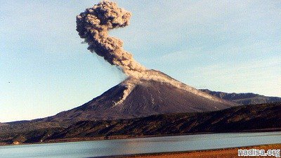 Вулкан на Камчатке выбрасывает пепел на высоту 8 км