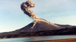 Вулкан на Камчатке выбрасывает пепел на высоту 8 км