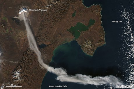 Спутник НАСА сфотографировал многокилометровый шлейф пепла вулкана Шивелуч