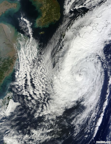 Тайфун надел красивые облачные кружева