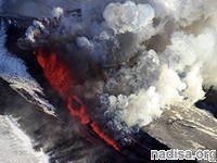 Облако пепла из вулкана Плоский Толбачик на Камчатке движется на поселок Ключи - МЧС