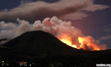 Вулкан Локон в Индонезии выбросил облако пепла