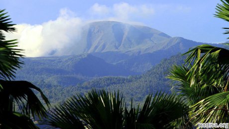 Вулкан Локон вновь проснулся на севере Индонезии