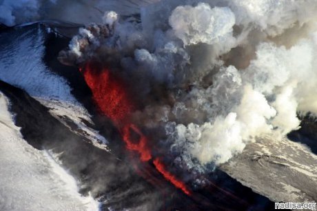 Поток лавы с Плоского Толбачика заблокировал дорогу к зоне извержения