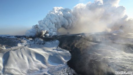 Шлейф пара и газа от камчатского вулкана Толбачик растянулся на 50 км