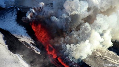 Шлейф пара и газа от камчатского вулкана Толбачик растянулся на 50 км