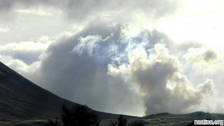 Вулкан Локон вновь проснулся на севере Индонезии