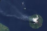 Вулкан Манам выбрасывает пепел на высоту 14 км