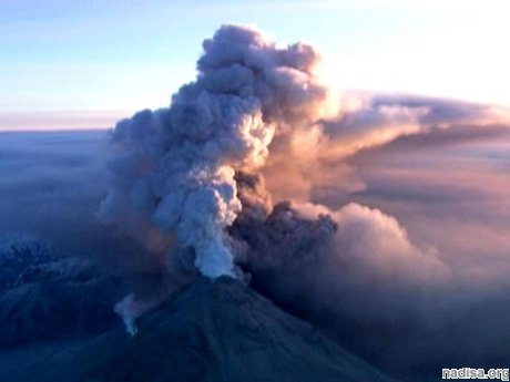 Камчатские вулканы вибрируют, светятся, выбрасывают пепел и пар