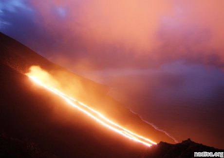 Остров-вулкан Стромболи начал извергаться