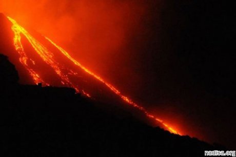Остров-вулкан Стромболи начал извергаться
