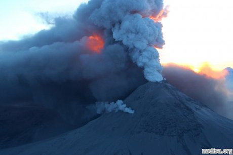 Камчатский вулкан Кизимен выбрасывает столбы пепла на высоту более 4 километров