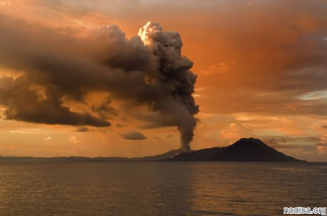 В Папуа — Новой Гвинее извергается стратовулкан