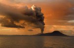 В Папуа — Новой Гвинее извергается стратовулкан