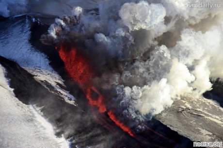 Вулканические бомбы на высоту до 300 метров выбрасывает извергающийся на Камчатке Плоский Толбачик