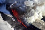 Вулканические бомбы на высоту до 300 метров выбрасывает извергающийся на Камчатке Плоский Толбачик