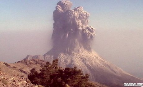 Сильный взрыв и выброс пепла произошел в кратере вулкана Колима, расположенного на западе Мексики