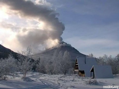 Камчатский вулкан Горелый выбросил столб пара и газа