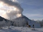 Камчатский вулкан Горелый выбросил столб пара и газа