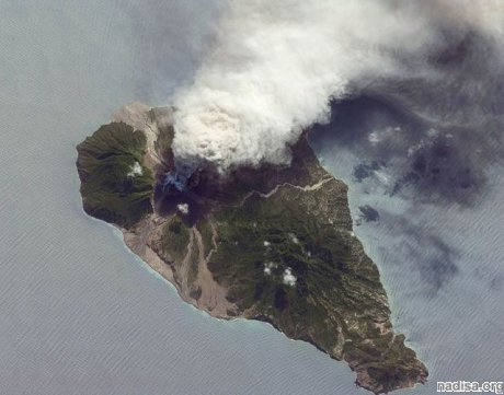 Вулкан прогнал с соседнего острова туристов и половину населения