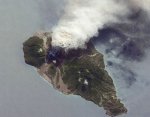 Вулкан прогнал с соседнего острова туристов и половину населения