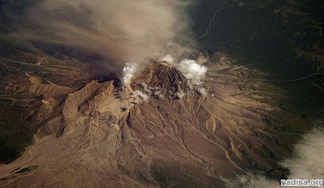Вулкан Шивелуч на Камчатке выбросил пепел на высоту до 7 километров