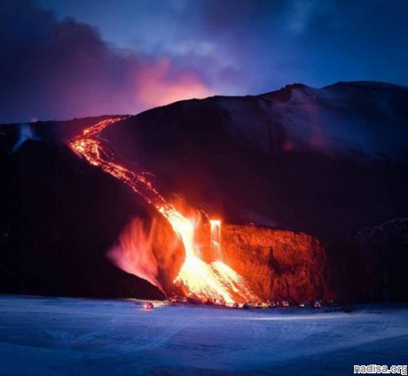 И снова здравствуйте: в Исландии проснулся вулкан Эйяфьядлайёкюдль.