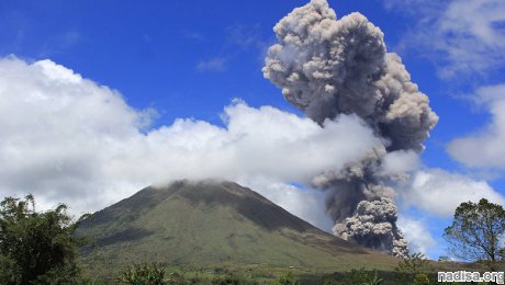 Вулкан Локон вновь извергается на севере Индонезии