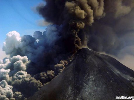 Извержение вулкана Павлова опасно для авиаперелетов над Аляской