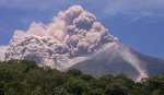 В Индонезии извергается вулкан