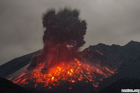 На вулкане Сакурадзима возобновились извержения