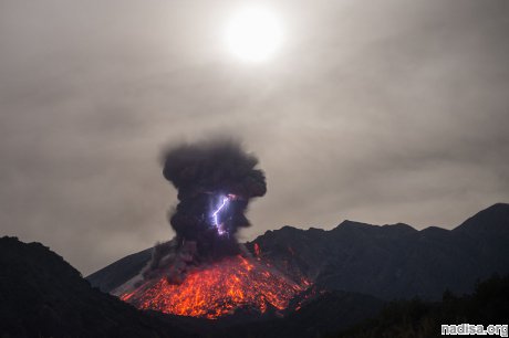 На вулкане Сакурадзима возобновились извержения