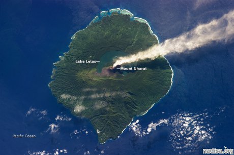 Вулкан Гауа выпускает облака пара