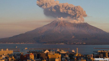 Вулкан Сакурадзима в Японии выбросил столб дыма на высоту более 3 км