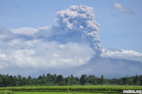 Вулкан Мерапи засыпал деревни пеплом