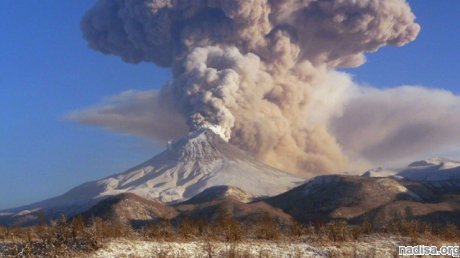 На Камчатке туристов просят не приближаться к извергающемуся вулкану Шивелуч