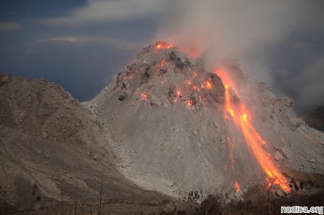 Шесть человек погибли в результате извержения вулкана в Индонезии