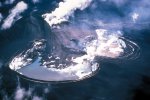 Вулкан на Аляске извергает потоки лавы и выбрасывает пепел