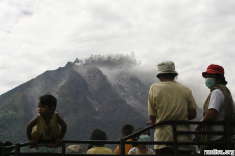 Из-за извержения вулкана на Суматре эвакуированы тысячи местных жителей