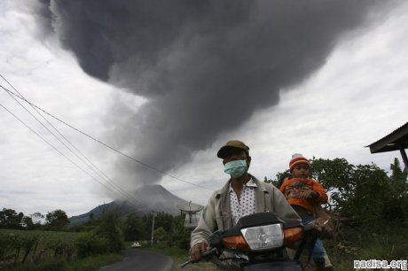В Индонезии произошло повторное извержение вулкана Синабунг