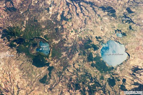 На МКС сфотографировали два озера в итальянских кальдерах