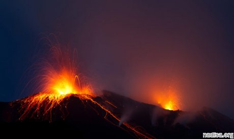 В кратере вулкана Ключевской фонтанирует лава