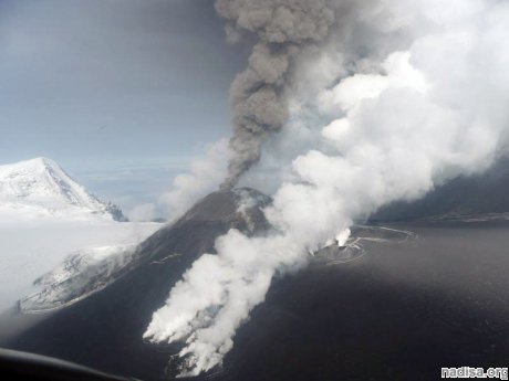 Над вулканом Вениаминова формируется пепельная колонна