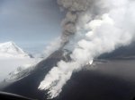 Над вулканом Вениаминова формируется пепельная колонна