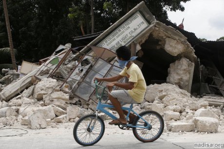 На Филиппинах землетрясение создало пятикилометровую каменную стену