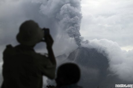 Около тысячи жителей острова Суматра покинули свои жилища из-за очередного извержения вулкана Синабунг