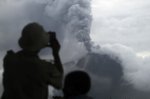 Около тысячи жителей острова Суматра покинули свои жилища из-за очередного извержения вулкана Синабунг