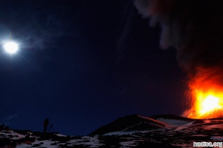 Новое извержение вулкана Этна озарило небо над Сицилией