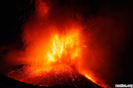 Новое извержение вулкана Этна озарило небо над Сицилией